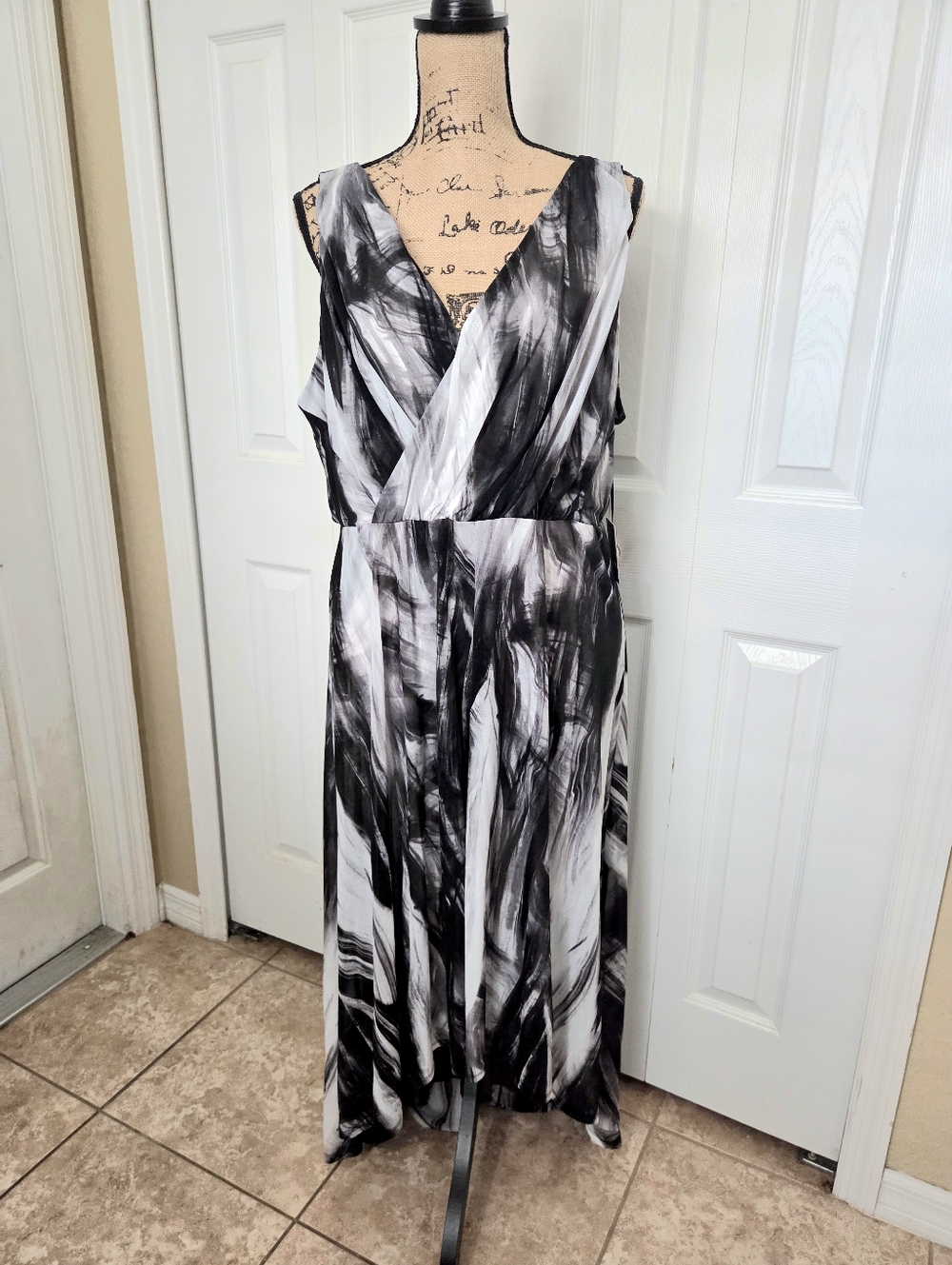 Simply Vera Wang Sleeveless Black & White Abstract Midi/Maxi Dress